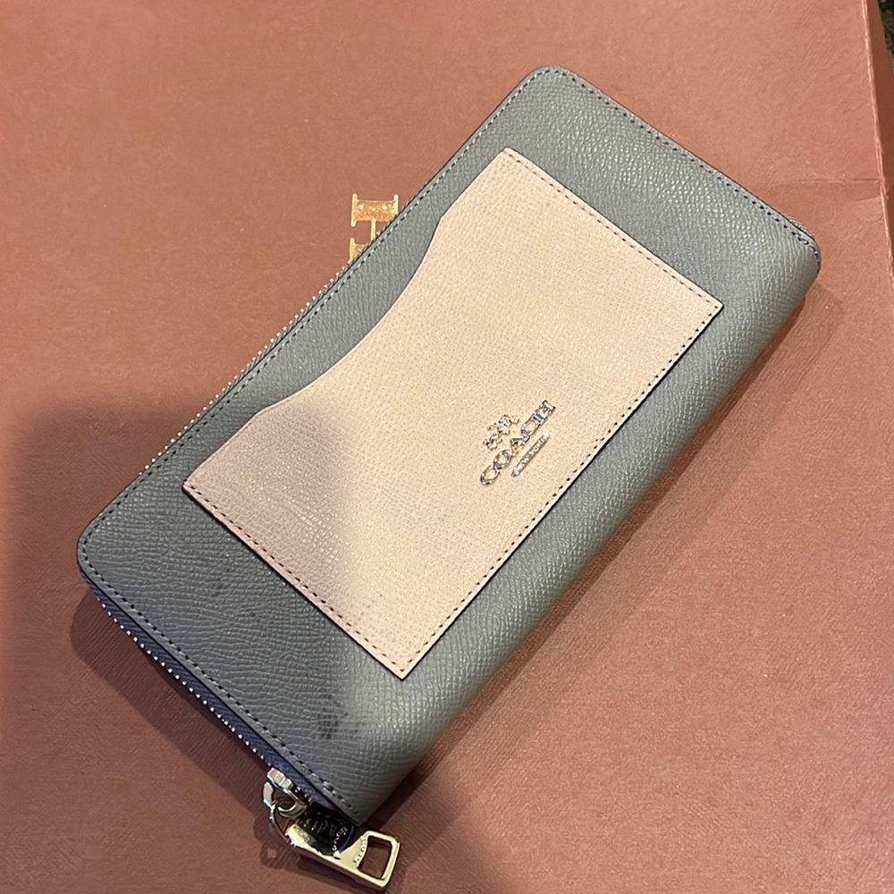 Colorblock accordion zip ; (DAMAGED FROM STORAGE) .